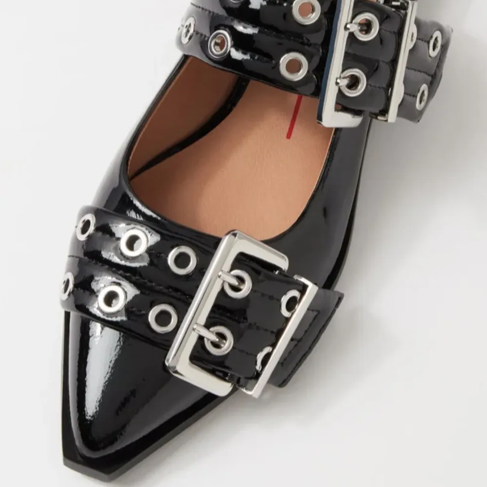LARRA BUCKLE FLAT