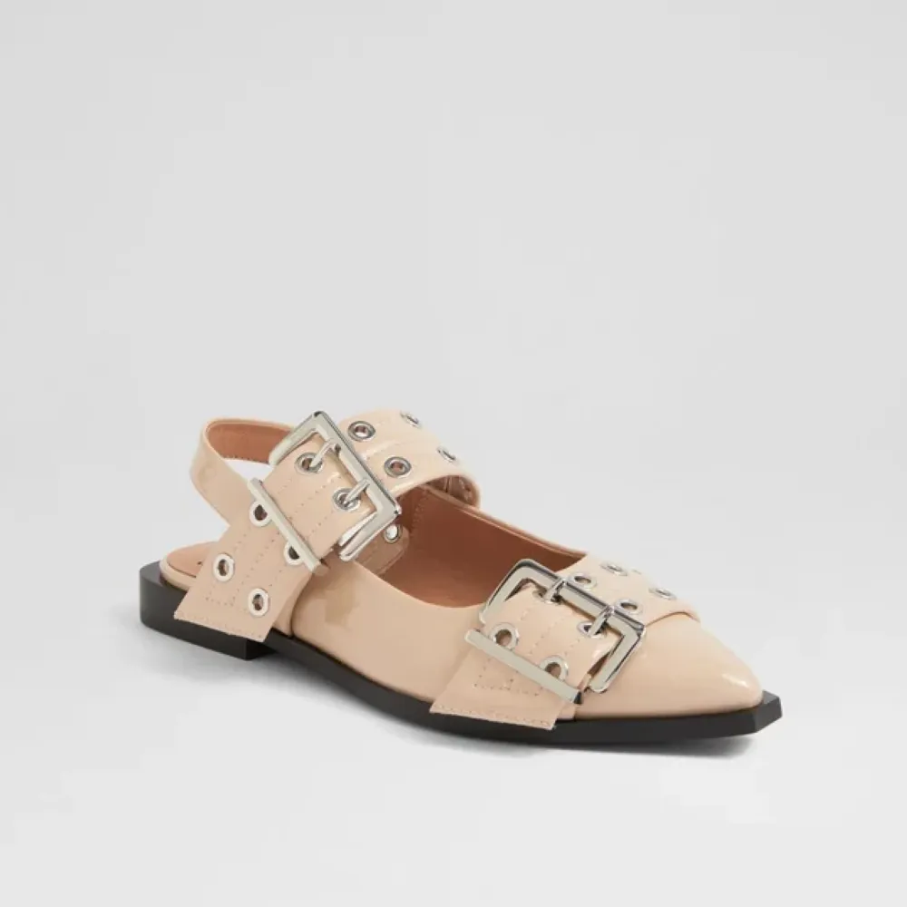 LARRA BUCKLE FLAT