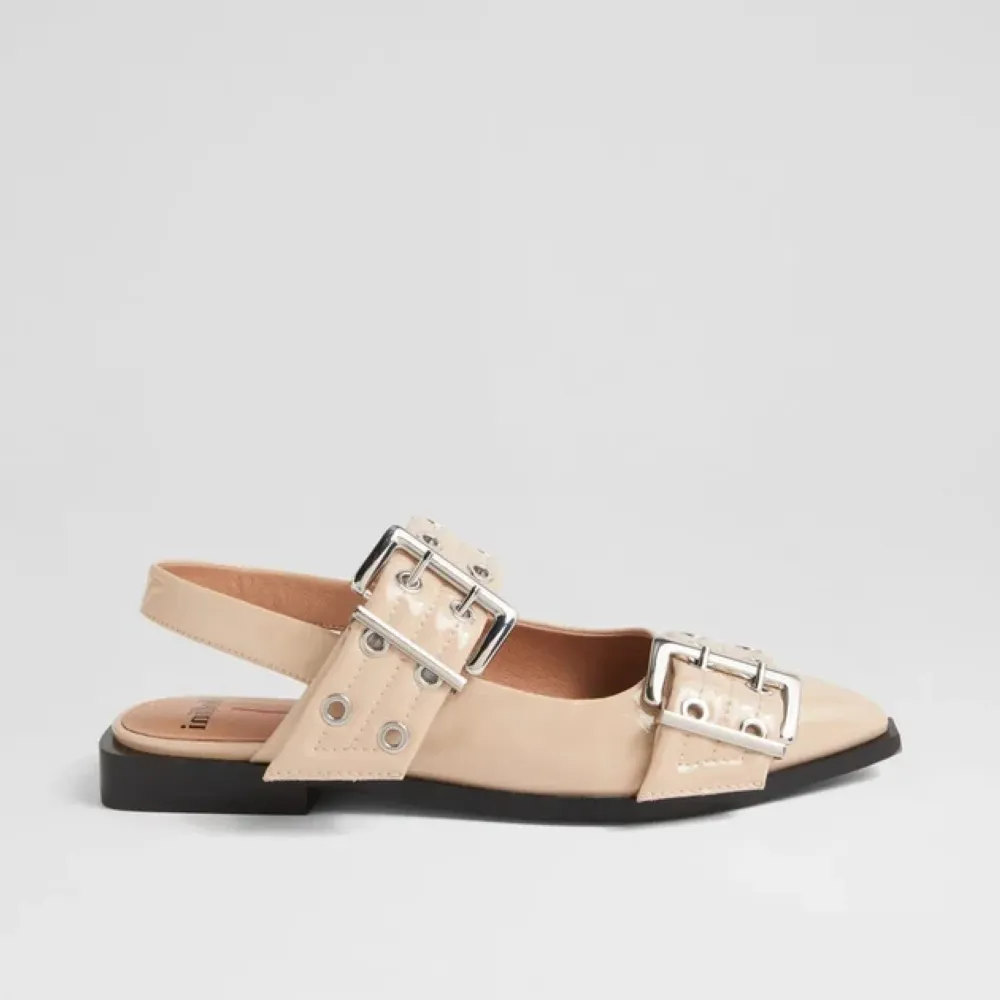 LARRA BUCKLE FLAT