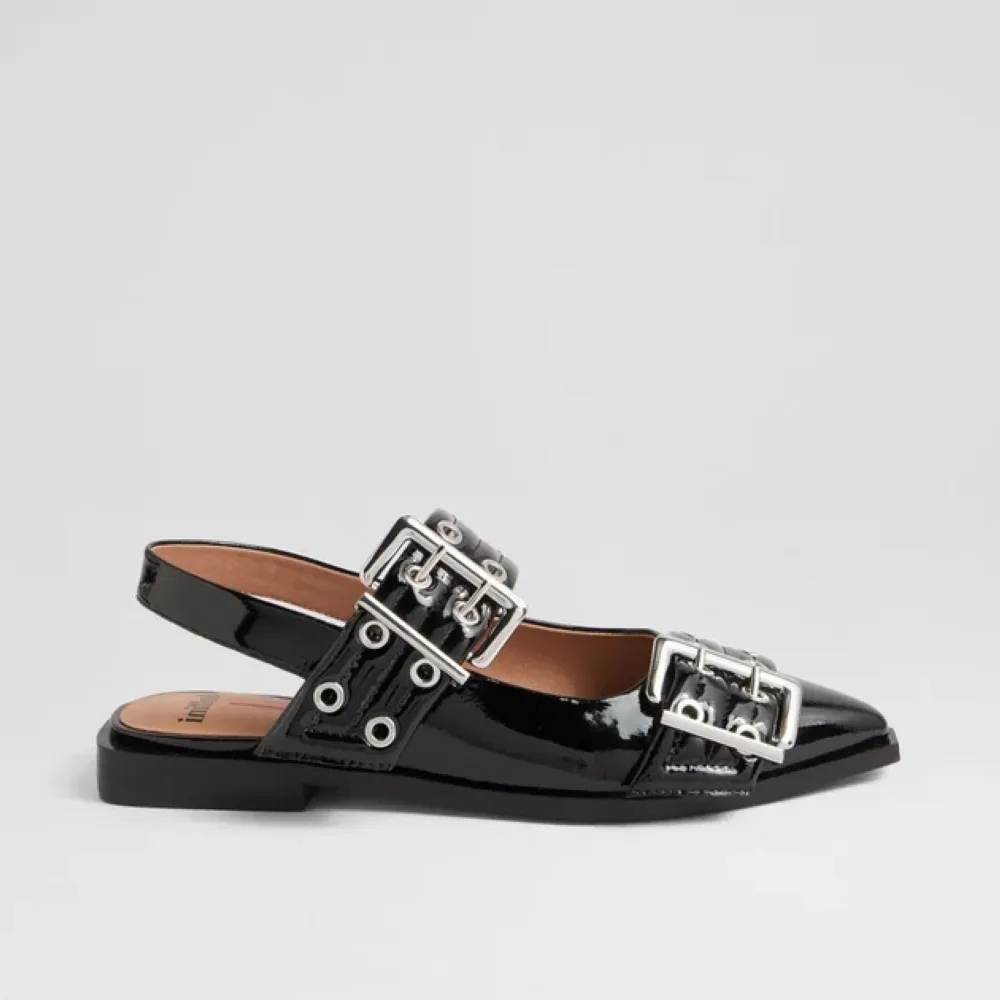 LARRA BUCKLE FLAT