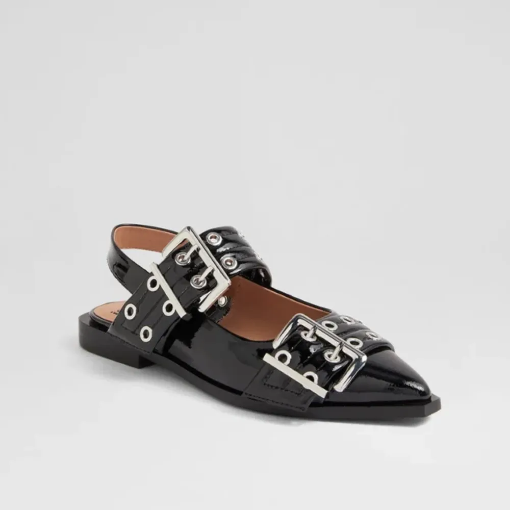 LARRA BUCKLE FLAT