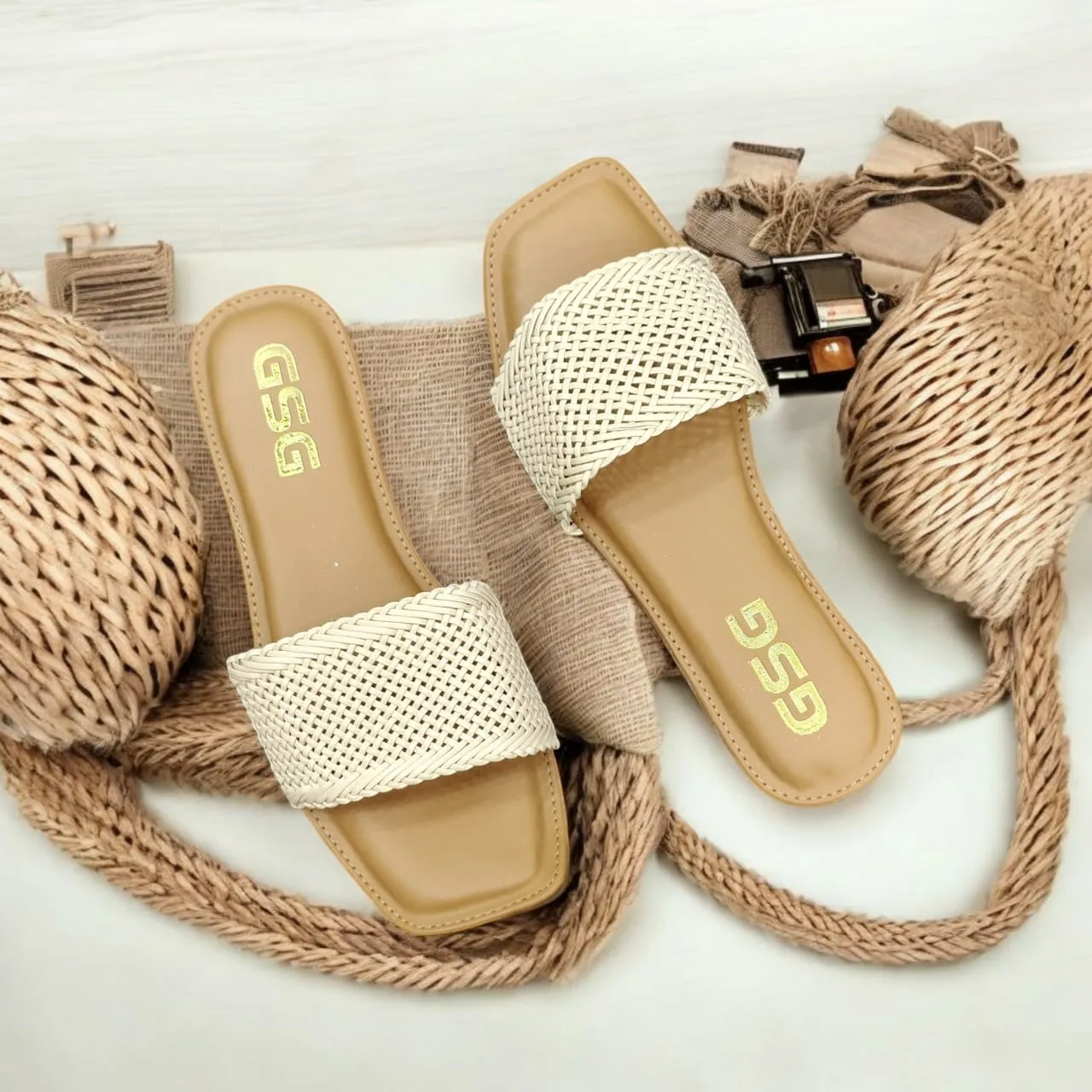 Women Stylishr Brown  Embellished Flat Sandals White