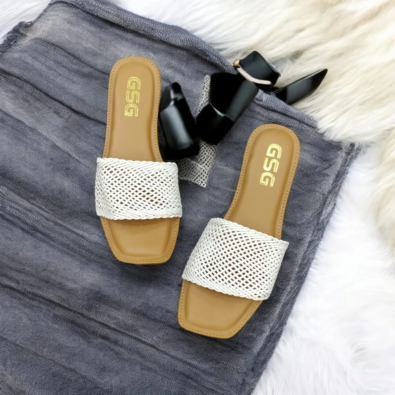 Women Stylishr Brown  Embellished Flat Sandals White